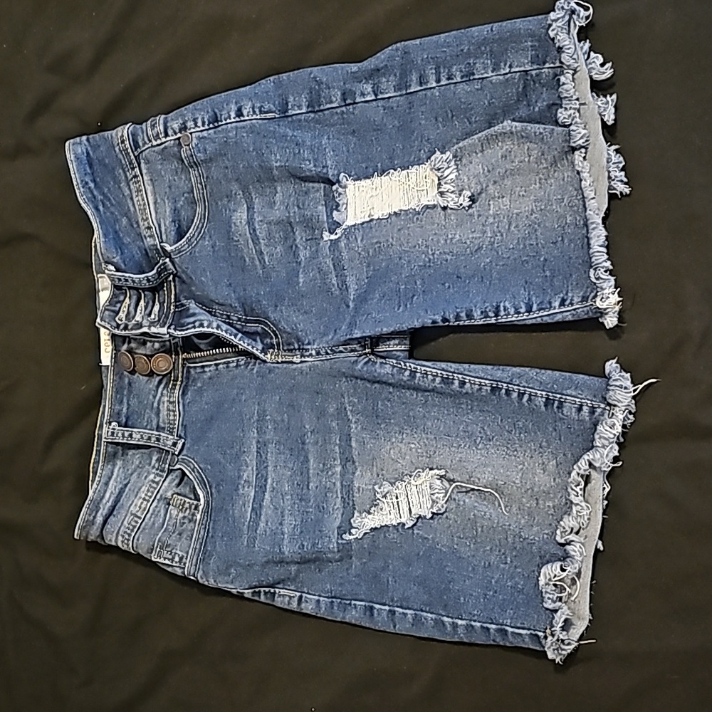 Bermuda ripped shorts